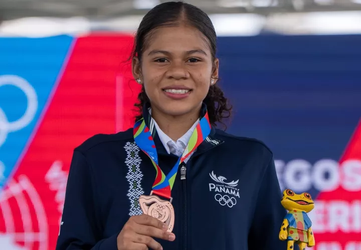 La judoca Danna De León con la presea de bronce lograda en el día de ayer en la categoría -44 kilogramos.
