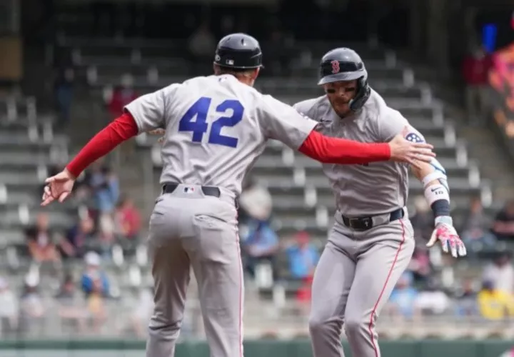 Trevor Story (der.) es felicitado.