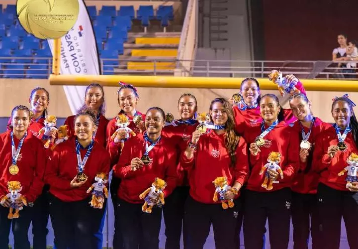 Las jugadoras de la Selección Femenina de Flag Football de Panamá con sus medallas de oro luego de vencer en la final a Venezuela.