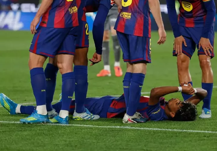 Lamine Yamal en el césped cuando se resiente del golpe sufrido en una de sus piernas. 