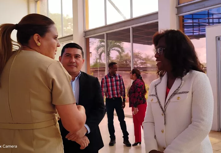 La ministra de Educación, Lucy Molinar (derecha).