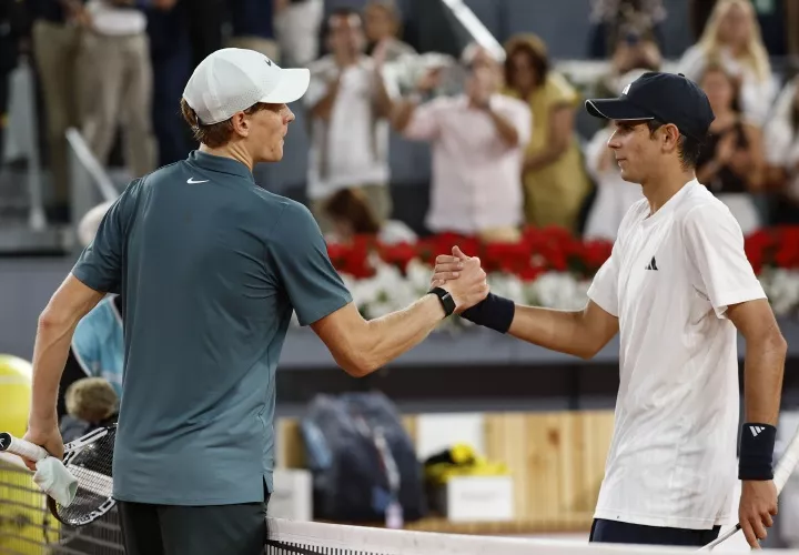 Jannik Sinner (i) y Rafael Jódar.