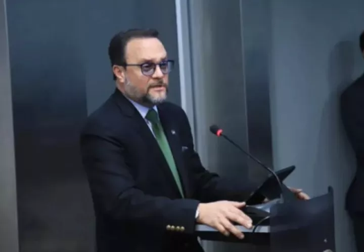 Julio Moltó, ministro de Comercio e Industrias.