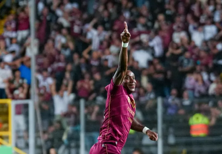 Tomás Rodríguez celebra su gol anotado en el partido de ida de la Final del fútbol costarricense.
