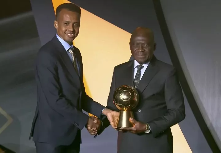 El árbitro somalí Omar Abdulkadir Artan (i).