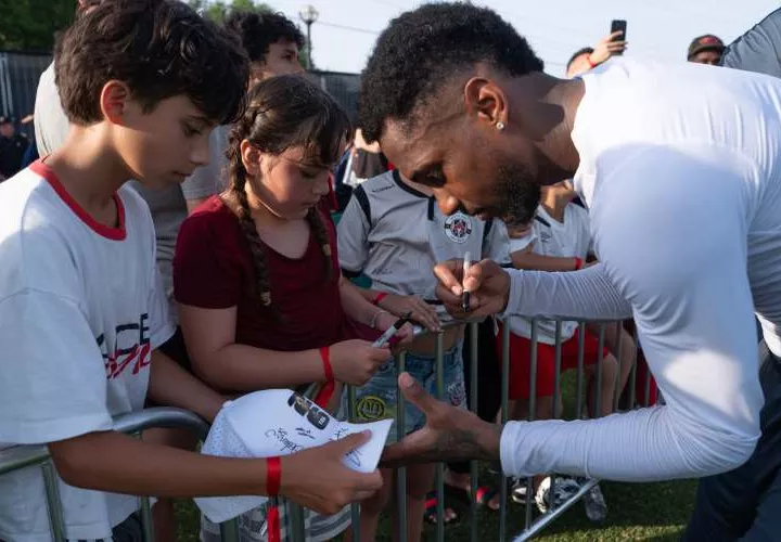 Michael Amir Murillo firma autógrafos previo al entrenamiento de ayer jueves en el campamento base de Nottawasaga Resort.