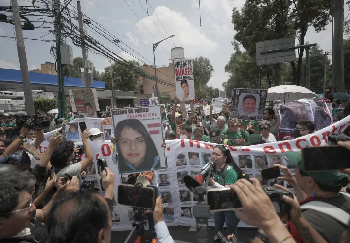 Familiares de personas desaparecidas protestan en una avenida ayer, rumbo al estadio Ciudad de México.