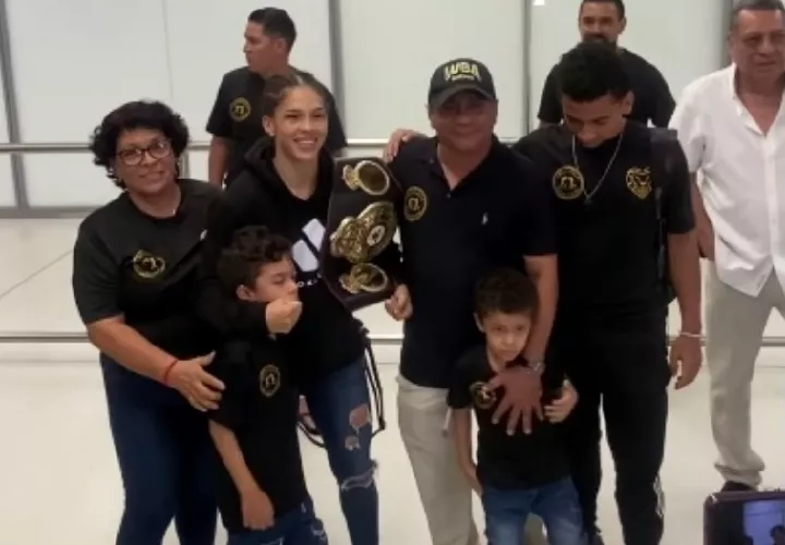 Nataly Delgado, campeona mundial supermosca de la Asociación Mundial de Boxeo (AMB), a su llegada al aeropuerto internacional de Tocumen.
