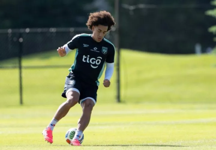 Adalberto Carrasquilla entrena con balón en la cancha del campamento base en New Tecumseth.