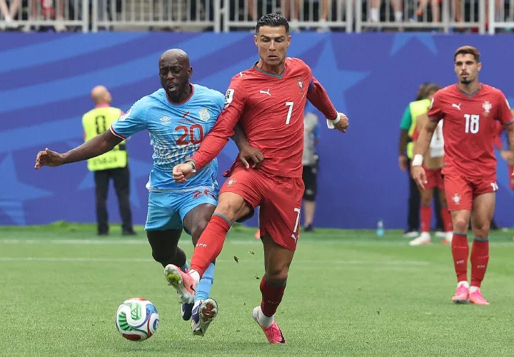Cristiano Ronaldo (der.) lucha por el balón ante Yoane Wissa, de República Democrática del Congo.