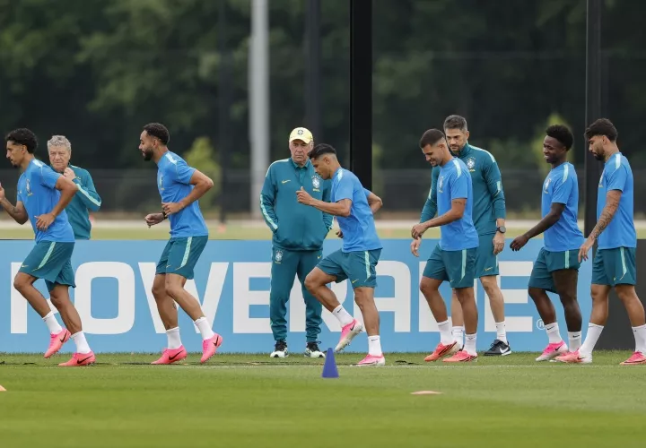 El seleccionador de Brasil, Carlo Ancelotti (c), dirige un entrenamiento de su equipo.
