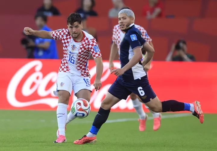 Cristian ‘Fulo’ Martínez (der.) fue el jugador más destacado de Panamá ante la selección de Croacia.