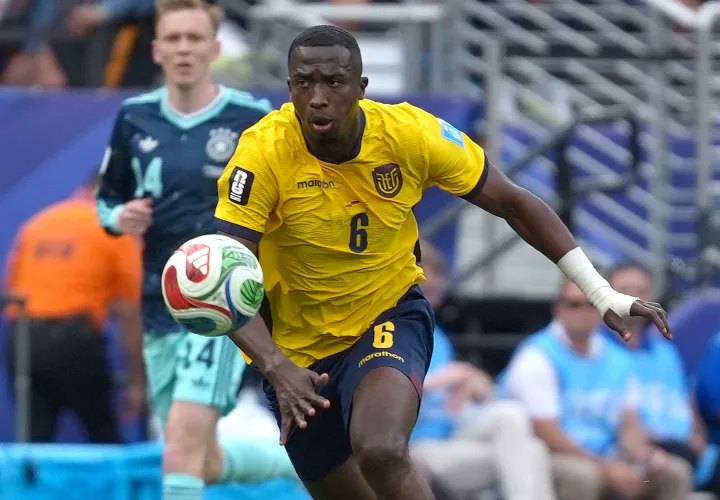 Willian Pacho en el juego ante Alemania.