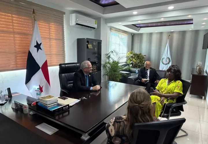 La ministra Lucy Molinar en reunión en la Unachi.