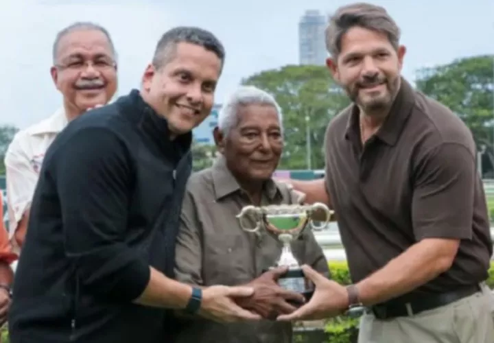 Víctor ‘El Bimbo’ Tejada (con la copa), fue un gran atleta de la hípica panameña que dejó su huella en esta exigente disciplina deportiva.