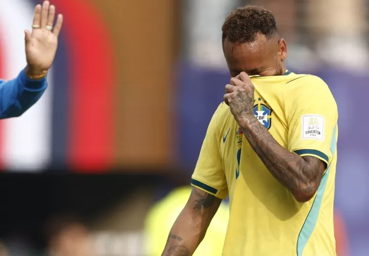 Neymar Jr. llora tras la eliminación.
