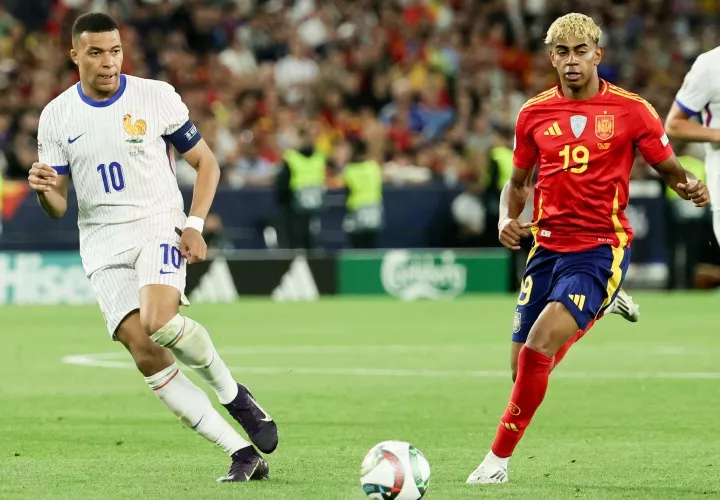 Kylian Mbappé (izq.9 y Lamine Yamal durante un enfrentamiento entre Francia y España en el 2025.