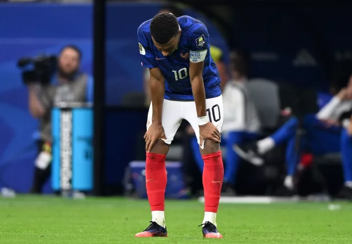 Kylian Mbappé luce frustrado en el campo.