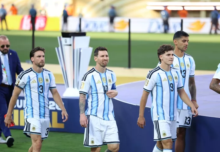 Nicolas Tagliafico (i), Lionel Messi (c), Julián Álvarez (2d) y Cristian Romero (d) durante la premiación en la Final del Mundial 2026.