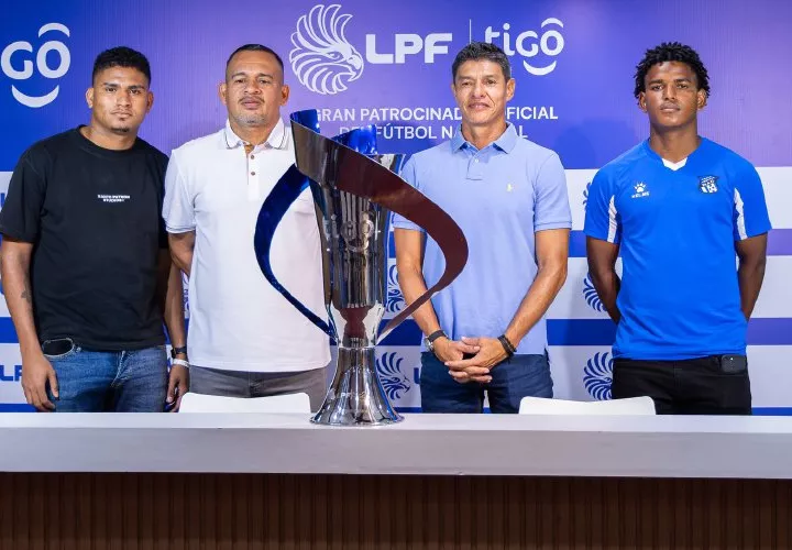Los directores del Plaza Amador (Mario Méndez) y del Árabe Unido (Sergio Guzmán), junto a jugadores de su club en la conferencia de prensa.