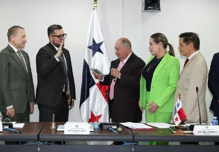 Juramentación de Eduardo Vásquez.