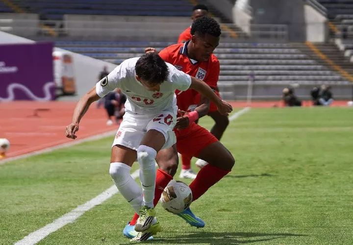 El volante panameño Moisés Richards (d) disputa el balón contra el canadiense Antone Bossenberry en el partido del grupo C del Premundial Sub-20.