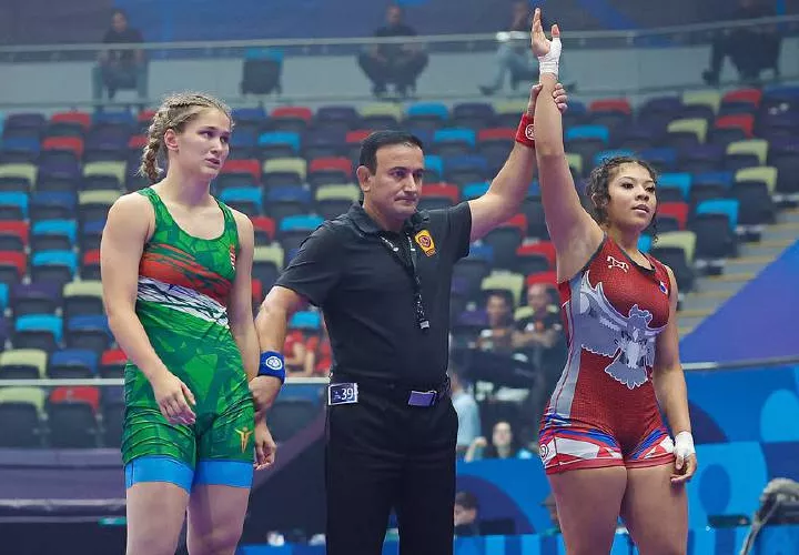 La atleta panameña Aisha Williams (der.) al ganar su combate por la medalla de bronce en el Mundial U-17 de Lucha Olímpica que se disputa en Azerbaiyán.
