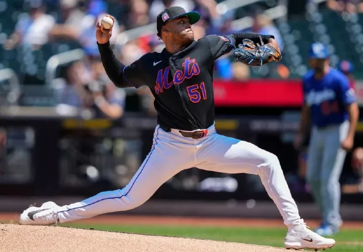 El lanzador derecho Freddy Peralta pasa a los Rays.
