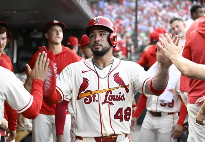 Iván Herrera (c), de los Cardenales de San Luis, es felicitado por sus compañeros en el dugout durante el partido de ayer.