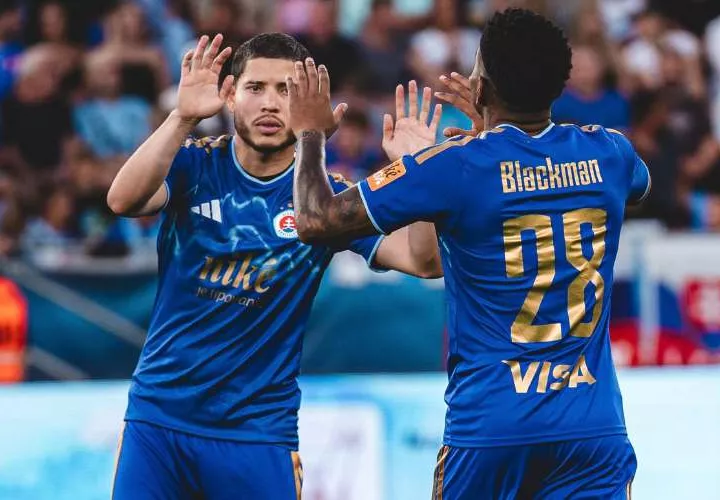 Cristian Martínez (izq.) y César Blackman, con el Slovan Bratislova, buscarán su pase nuevamente a la fase de liga de la ‘Champions League’ de la UEFA. 
