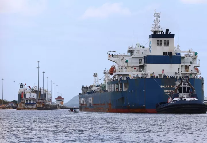 Buques portacontenedores transitando por el Canal de Panamá.
