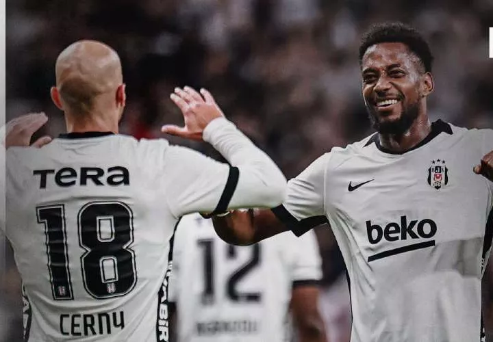 Michael Amir Murillo (der.) celebra su gol anotado ayer en partido de la Súper Liga de Turquía.