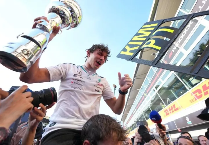 Kimi Antonelli con el trofeo.