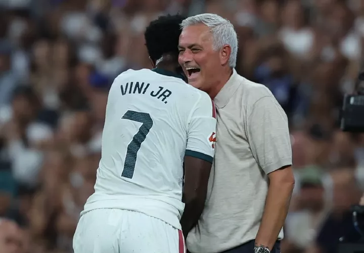 Vinícius Junior, junto al técnico Jose Mourinho, está optimista en el rendimiento que tendrá el Real Madrid en la temporada 2026-2027 de la Liga de Campeones.