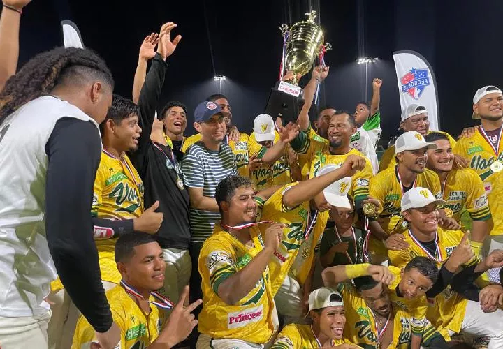 El equipo de Panamá Oeste con el trofeo de campeón U-23.