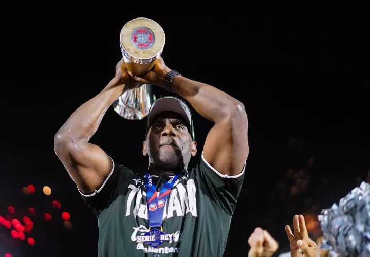 El exgrandes ligas panameño Roberto Kelly, director de los Toros de Tijuana, levanta el trofeo de campeón de la Liga Mexicana de Béisbol (LMB).