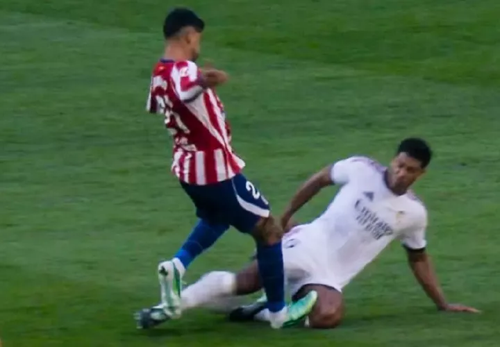 Cristian Romero pisa a Jude Bellingham. 