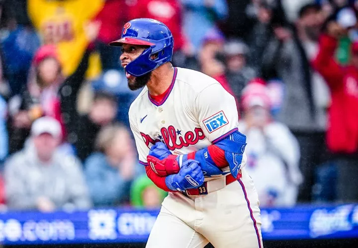 El panameño Edmundo Sosa celebra el jonrón conectado ayer en el triunfo de los Filis de Filadelfia sobre los Rays de Tampa Bay y que les aseguró el pase a los playoffs de las Grandes Ligas.