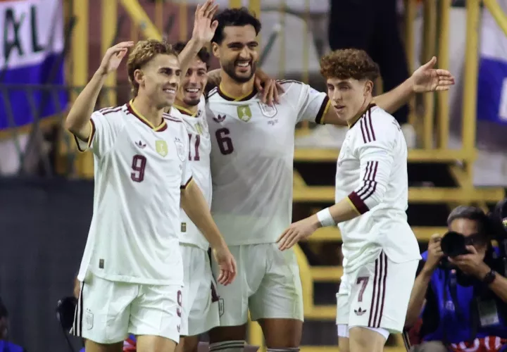 Mikel Merino es felicitado por sus compañeros.
