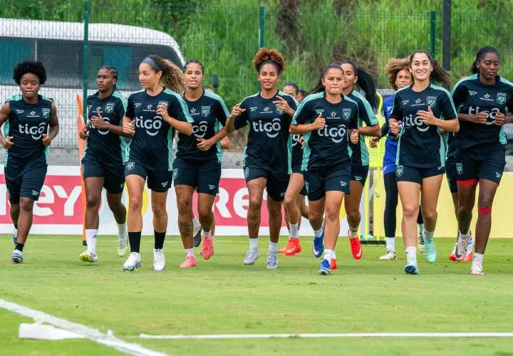 Jugadoras de la Selección Mayor Femenina de Fútbol de Panamá corren durante la sesión de entrenamiento de ayer jueves en el Centro de Alto Rendimiento de la Federación Panameña de Fútbol (FPF), en Burunga, Arraiján.