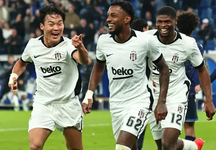 El panameño Michael Amir Murillo (der.), del Besiktas, celebra su gol anotado en la Europa League.
