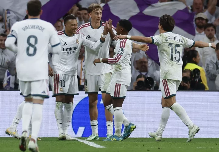Jugadores del Real Madrid celebran uno de los goles anotados ante el Sevilla en la jornada de la Liga Española.