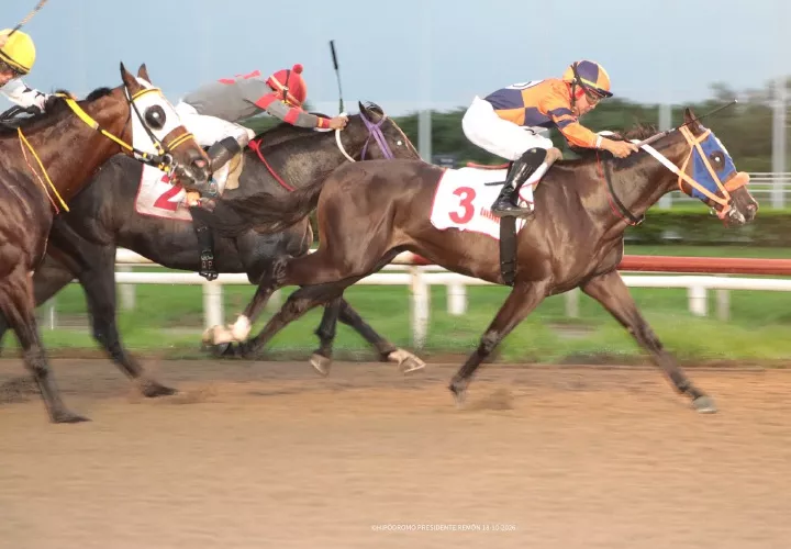 El ejemplar Infinity Champion (adelante), conquistó el Clásico familia Farrugia, bajo la monta del jinete Jesús Anel Barría. 