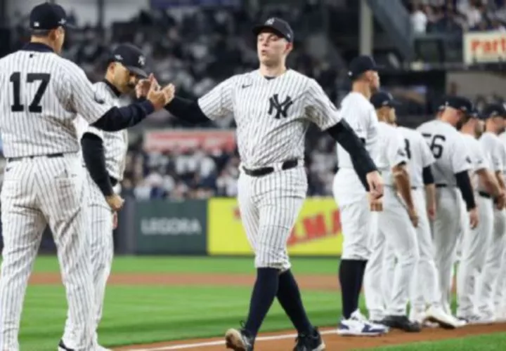 Aaron Boone saluda a los jugadores.