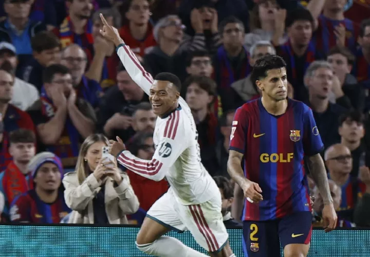 El delantero francés del Real Madrid, Kylian Mbappé, celebra el primer gol del equipo madridista, que venció 2-1 al Barcelona en el Clásico del fútbol español.