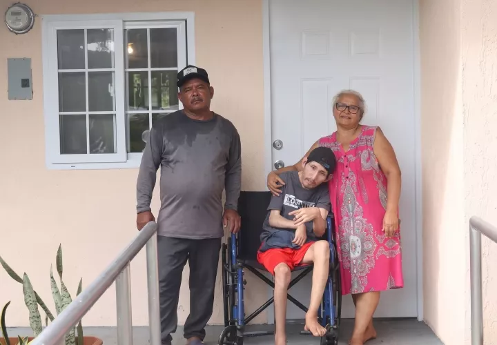 La primera vivienda completamente reconstruida tras el sismo del 9 de octubre fue entregada el viernes a una familia de Soná, en Veraguas.