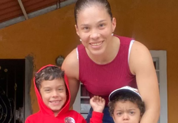 Nataly Delgado junto a sus hijos Cristopher (izq.) y Yúlhian. Foto: Cortesía