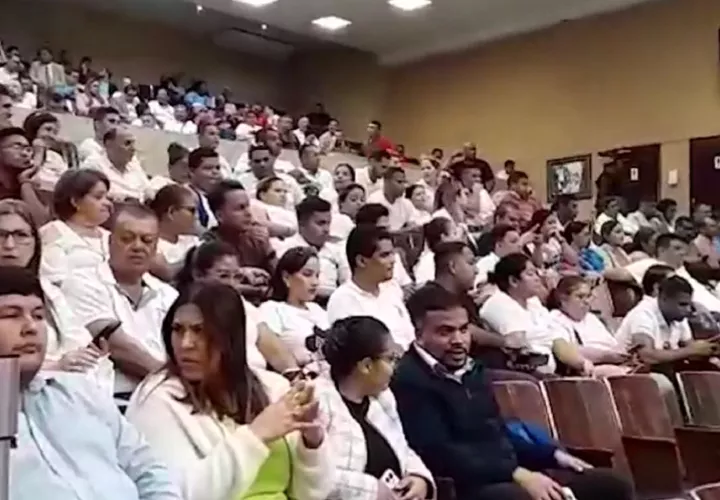 Los estudiantes de la Universidad Autónoma de Chiriquí (UNACHI) colmaron ayer las gradas de la Asamblea Nacional.