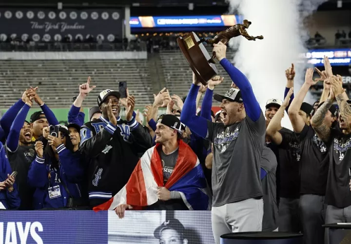 Freddie Freeman con el trofeo de Jugador Más Valioso de la Serie Mundial. Foto: EFE