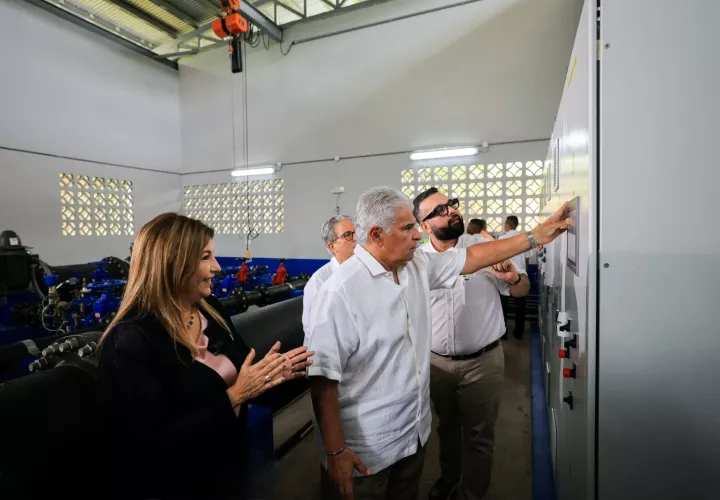 Presidente Mulino acciona el botón del anillo.